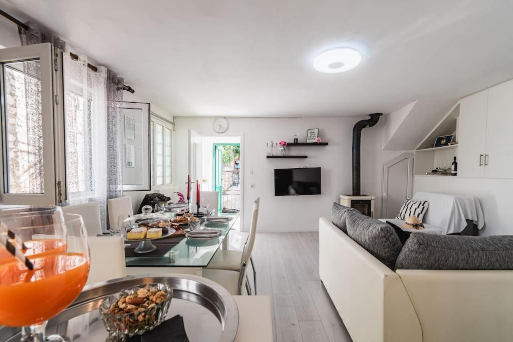 Holiday Home Marina-Renovated House In City Center ロゴズニッツァ エクステリア 写真